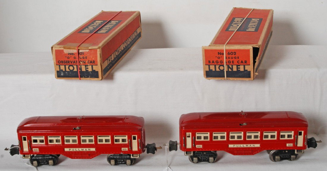 Two Lionel No. 600 Pullman coaches in OB: Prewar Lionel O gauge light red passenger cars with red roofs in original boxes, two No. 600 Pullman coaches, nice clean and shiny C6+. 601 and 602 passenger car boxes missing flaps included.