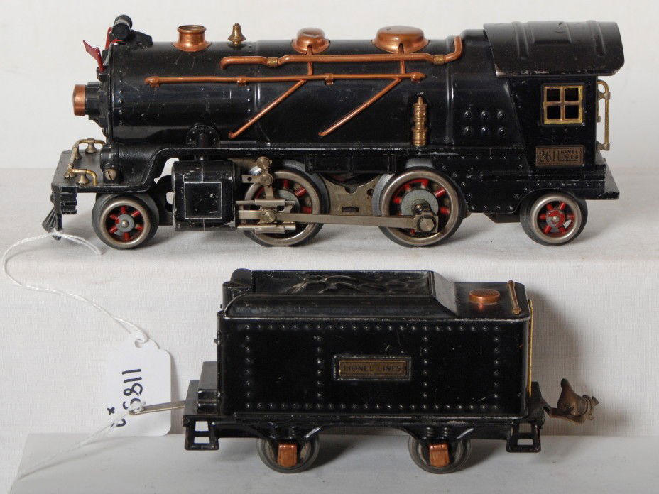 Lionel No. 261 steam locomotive with No. 257T ten: Prewar Lionel O gauge No. 261 steam locomotive and No. 257T tender, nice clean and shiny C6+.