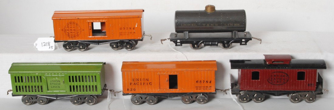 Lionel freight cars 808, 20, 821, 820, 822 : Prewar Lionel O gauge freight cars Nos. 804 tank, two 820 Union Pacific and Illinois Central boxcars, 821 stock car, and 822 New York Central caboose. Trains are very nice clean and shiny C6+.