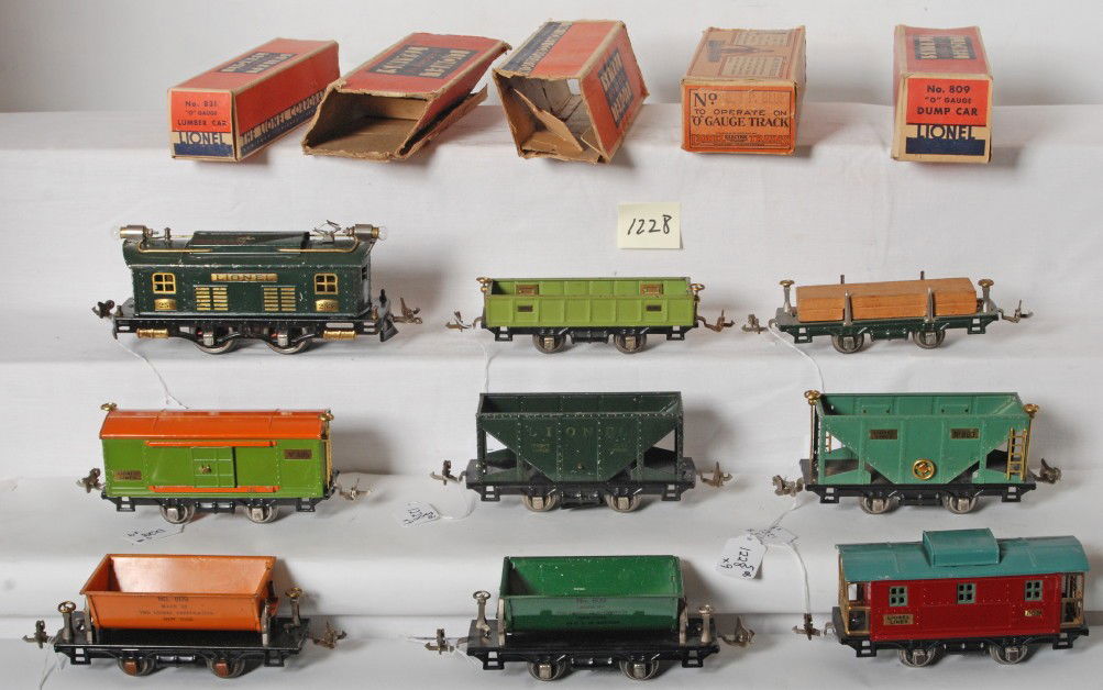 Lionel No. 253, 831, 902, 803, 803, 805, 807, 809: Prewar Lionel O gauge Nos. 253 boxcar electric locomotive with 831 flatcar w/lumber, 902 gondola, two 803 hoppers, 805 boxcar, 807 caboose (repainted roof), two 809 dump cars. Trains are clean and shi