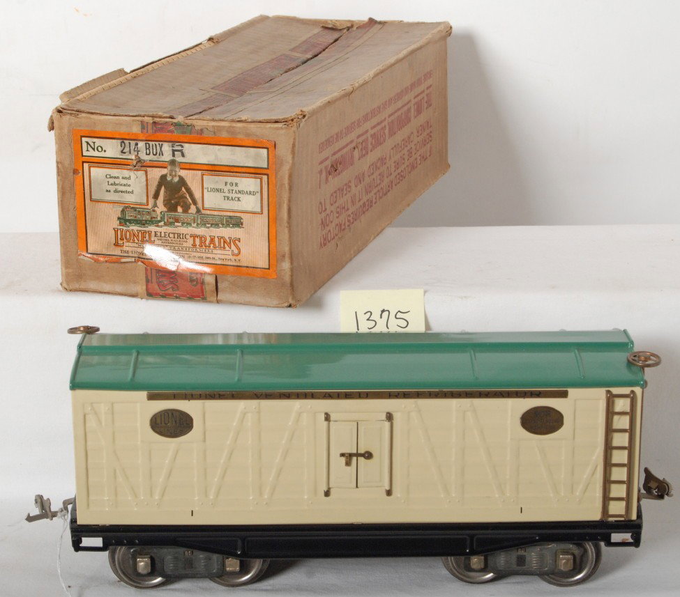 Lionel No. 214R reefer in original box: Prewar Lionel standard gauge No. 214R reefer in original box, should clean and polish C8++. Box is very nice C7+. Nice labels and markings.