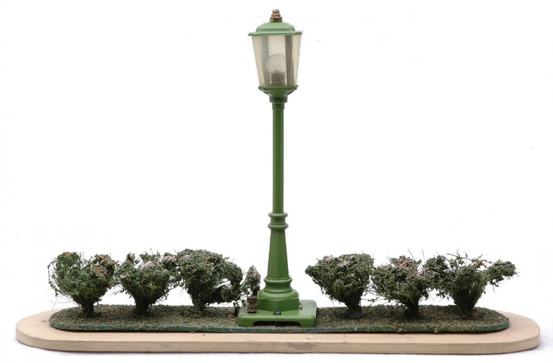 Lionel 922 Lamp Terrace Pea Green Lamp Post LN: Lionel Prewar 922 lamp terrace with a pea green lamp post, C8.