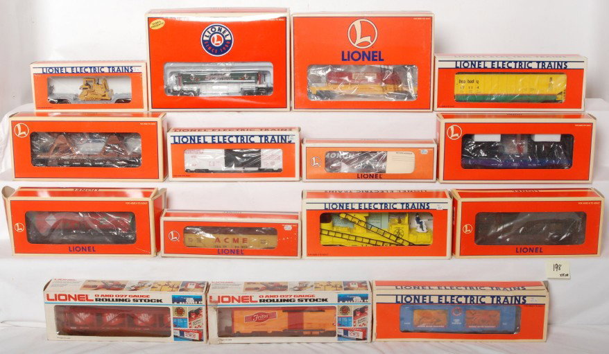 15 Lionel freight cars 16660, 17114, 17533, 16750,: Lionel modern O gauge freight cars in OBs. Fifteen cars include 9884 Fritos reefer, 9107 Dr. Pepper vat car, 16737 Road Runner animated gondola, 16750 Lionel City aquarium, 16725 Rhino transport, 1928