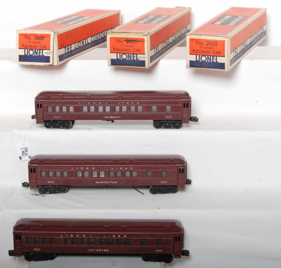 Lionel postwar O gauge 2625 Madison cars, OB: Lionel postwar O gauge 2625 Madison, 2625 Manhattan and 2625 Irvington passenger cars. C6-7. Boxes have wear.