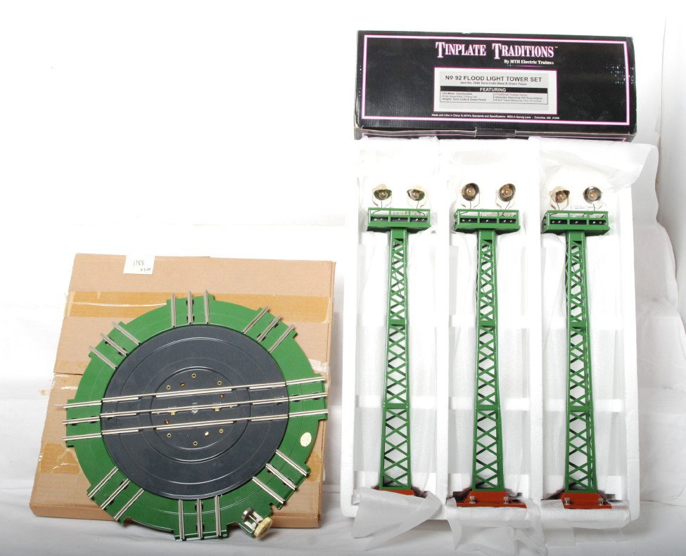 MTH Std. gauge 92 flood light set and 200 turntab: MTH modern standard gauge tinplate. Includes 1044 No. 92 floodlight tower set and No. 200 turntable. Turntable is C8 condition and floodlights are C9-10. OBs have light corner and edge wear.