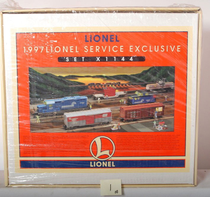 Lionel 11918 Conrail Service set sealed: Lionel modern O Gauge 11918 Conrail Service Station Special from 1997 in OB. Set is factory sealed in cello C10. Celo is ripped on one corner. Loco features horn, electronic reverse and more.