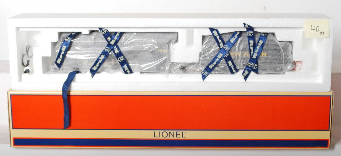 Lionel 18085 New Haven 4-6-2 Pacific steam locomoti: Lionel modern O gauge New Haven 4-6-2 Pacific steam locomotive in OB. Catalog number is 18085. Loco features smoke, signal sounds, and more. Loco is factory wrapped C9-10. Locomotive original box has 