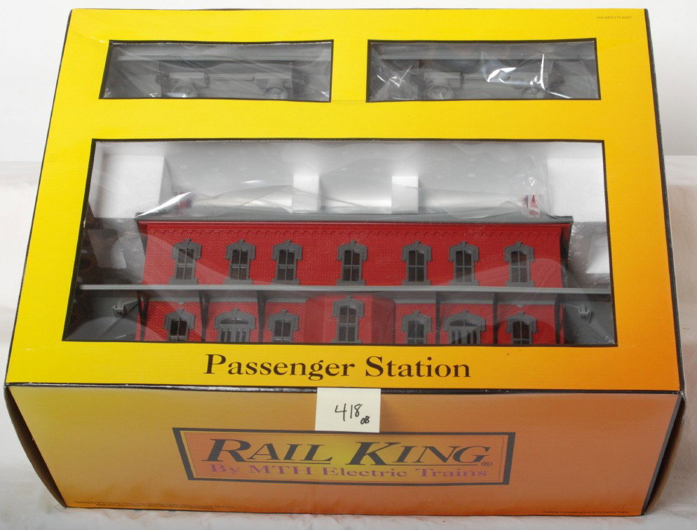 Railking 30-9014 passenger station: MTH Railking modern O gauge 30-9014 passenger station with dual platforms in OB. Item is C9-10 and appears unused.