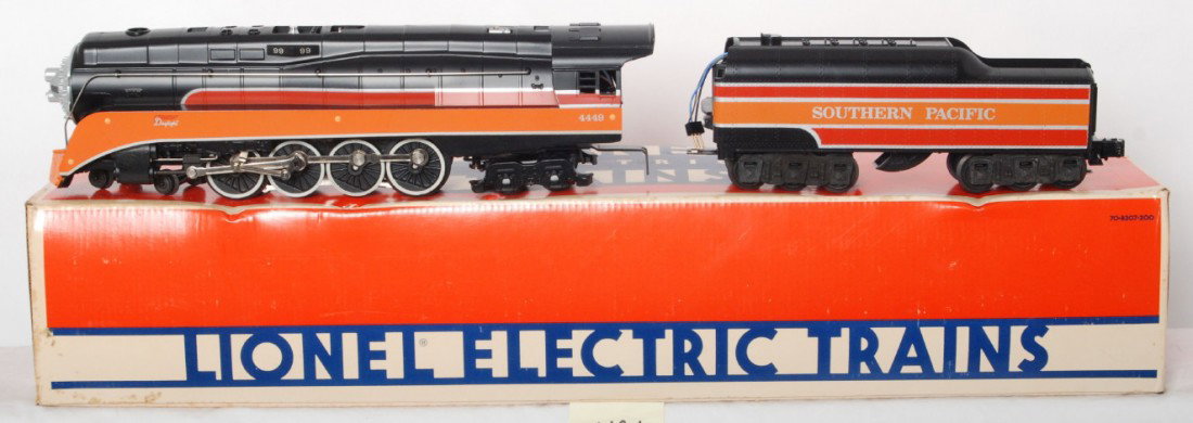 Lionel Southern Pacific 8307 Daylight locomotive: Lionel modern O Gauge steam locomotive in OB. 8307 Southern Pacific Daylight in OB. Loco is C8 condition with run time. Box has damage to the edges.
