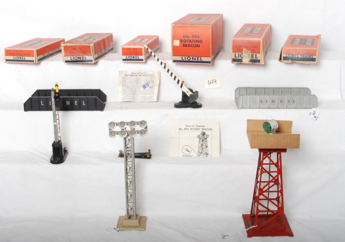 Lionel O ga. accessories in OB, 195, 494, 214, 314: Postwar Lionel O gauge accessories in original boxes, C5-7. 151 semaphore, 195 railroad yard floodlight, 252 automatic crossing gate, 214 and 314 plate girder bridges, and 494 rotating beacon. Boxes r