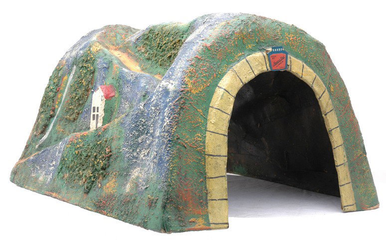 Am Flyer 4266 Papier-Mache Allegheny Tunnel: American Flyer prewar wide gauge 4266 papier-m‰chŽ Allegheny Tunnel which measures 19 inches in length. There is a metal tag on one end of the portal. The colors on the tunnel are bright and clean.