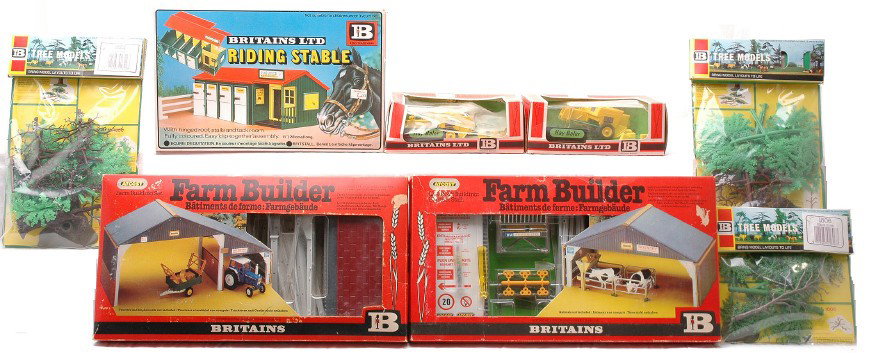 Britains Farm 4730 9563 4708 47090 1806 1822: Britains farm accessories including; 4730 riding stable, two 9563 hay balers, 4708 farm building set, 4709 livestock building stall set, 1806 silver birch tree and two 1822 oak tree sets all in OBs. T