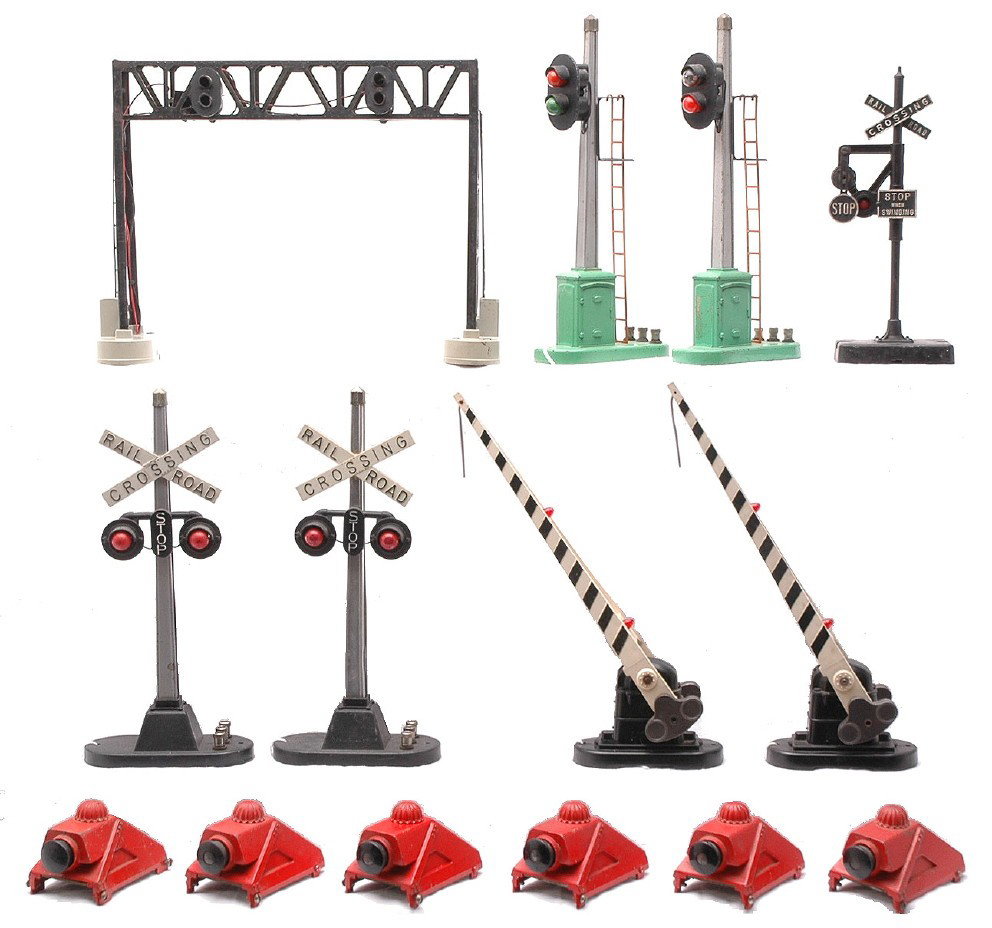 Lionel 140 153 153 154 154 252 252 6-260 450: Lionel postwar accessories including; 140 banjo signal, two 153 automatic block control signal, two 154 automatic highway signals, two 252 crossing gates, six 260 red bumpers and a 450 signal bridge. 