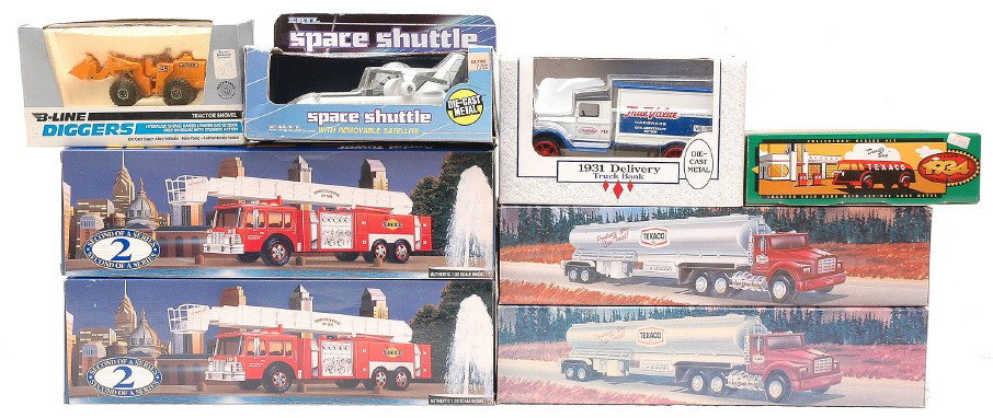 Assortment of Vehicles Texaco Sunoco Ertl MIB: An assortment of vehicles; two 1975 Texaco toy tanker trucks from 1995, two Sunoco aerial tower fire trucks from 1995 CollectorÕs Edition, Ertl B195 Texaco 1934 Diamond T tanker, Ertl 9501 1931 deliv