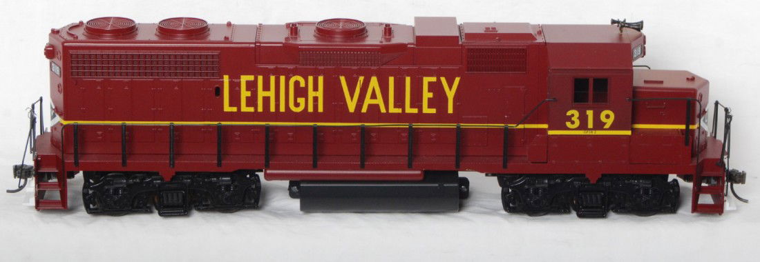 Weaver Lehigh Valley GP-38-2 O scale: Weaver O scale two rail Lehigh Valley GP-38-2 diesel locomotive in OB. Loco is stock number 7020 and cab number 319. Loco has MRC 320 decoder installed. Loco is C7-8. Hand rails are loose.