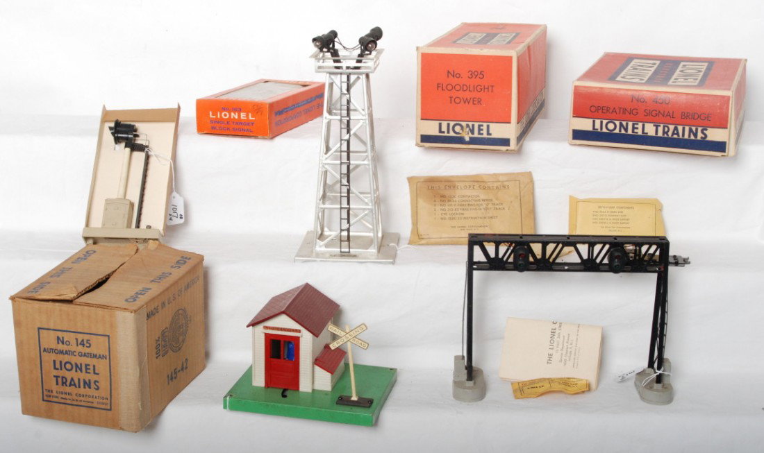 Lionel accessories in OB, 145, 163, 395, 450 : Postwar Lionel O gauge accessories in original boxes with some components envelopes and some contents, items should clean C6 to C8 area. Boxes look C7-8.