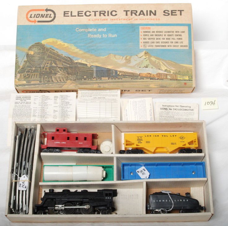 Lionel 11520 6 unit steam freight set in original: Postwar Lionel O gauge 11520 6 unit steam freight set in original box with original inserts, 242 steam locomotive with slope back tender, 6142 gondola, 6162 New York Central canister car, 6176 Lehigh