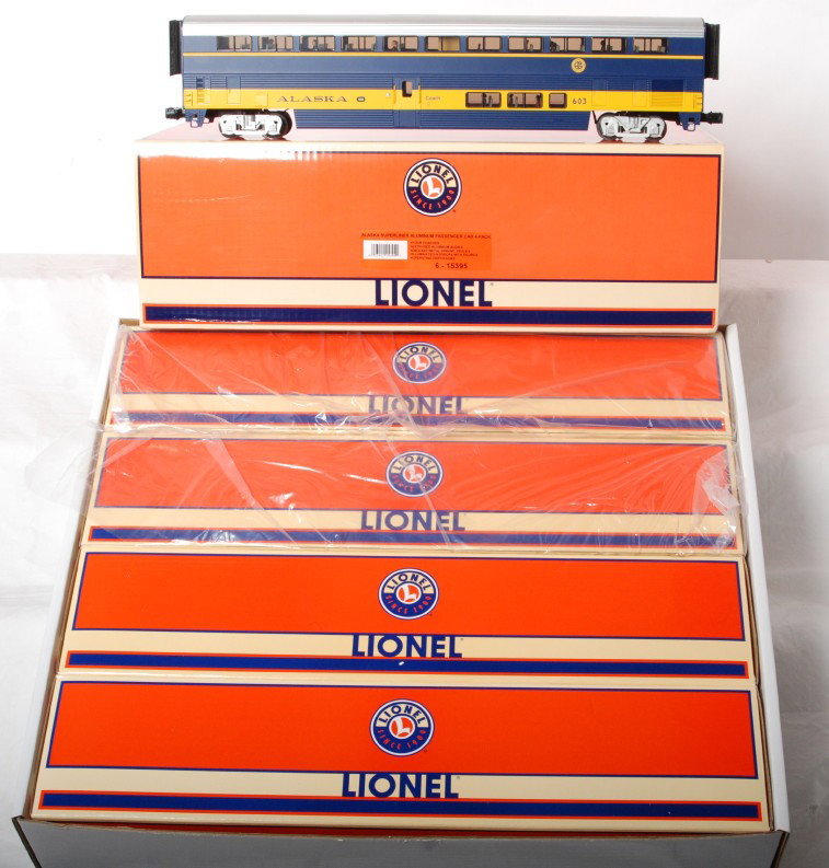Lionel 15395 Alaska Superliner four pack: Lionel modern O gauge 15395 Alaska Superliner 4 pack in OB. Includes four coaches. Cars are C8 with light run time on them. Set box has some light wear. Some light dirt spotting on the car roofs, shou