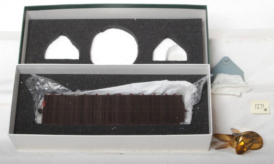 Fine Art Models Pennsylvania flat with prop load: Fine Art Models Pennsylvania flat car with boat prop load. This is a one gauge / g scale car. Hand laid wooden deck and brass construction C10. OB shows some light wear.