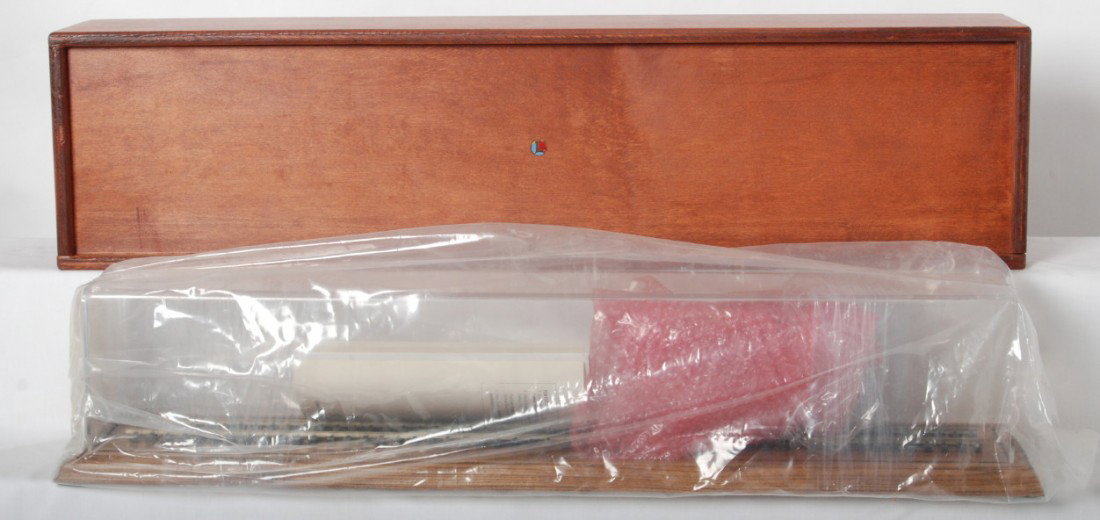 Lionel Smithsonian Dreyfuss roller base and wood : Lionel modern O gauge Lionel Smithsonian NYC Dreyfuss powered roller base and wooden case C9-10.