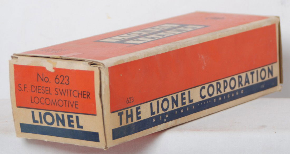 Lionel 623 Santa Fe diesel switcher locomotive OB: Postwar Lionel O gauge 623 Santa Fe NW-2 diesel switcher locomotive original box with insert, C7-8.
