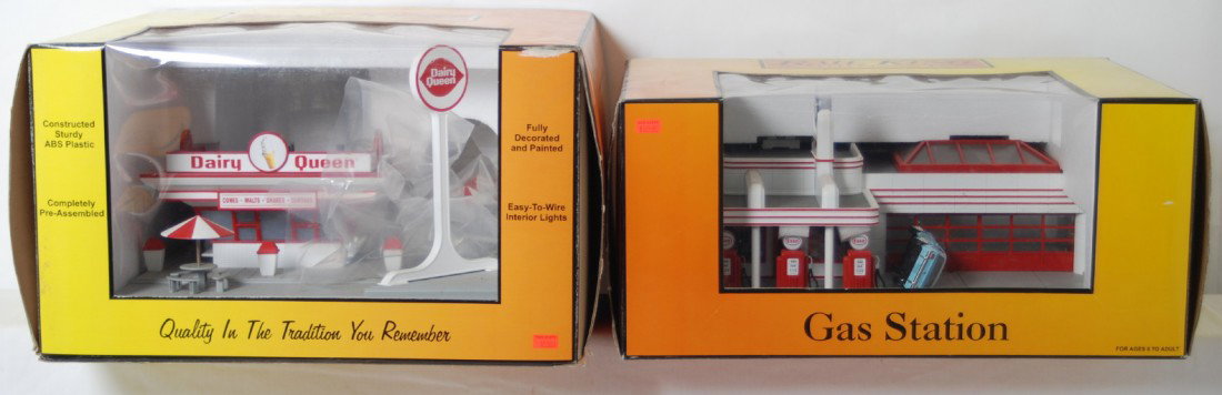 Railking Esso gas station and Dairy Queen building: MTH Railking modern O gauge 30-9069 Dairy Queen and 30-9106 Esso operating gas station. Buildings are generally C8 and layout used. No instructions. OBs have light corner and edge wear.