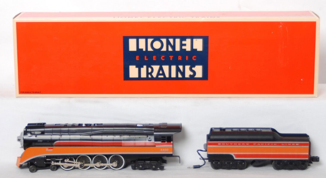 Lionel 18007 Southern Pacific GS-2 Daylight loco: Lionel modern O Gauge 18007 Southern Pacific Daylight locomotive in OB. Loco features smoke, Railsounds, Magne-Traction and much more. Loco is C8 condition with some run time. OB has some light shelf