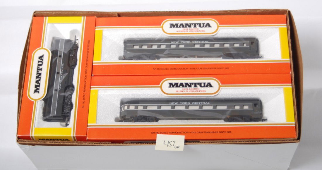 Mantua New York Central HO passenger set: Mantua modern HO New York Central 671-1832 passenger train set in OB. Includes track, transformer, two F-7 locos and four passenger cars. Set is C8 condition.