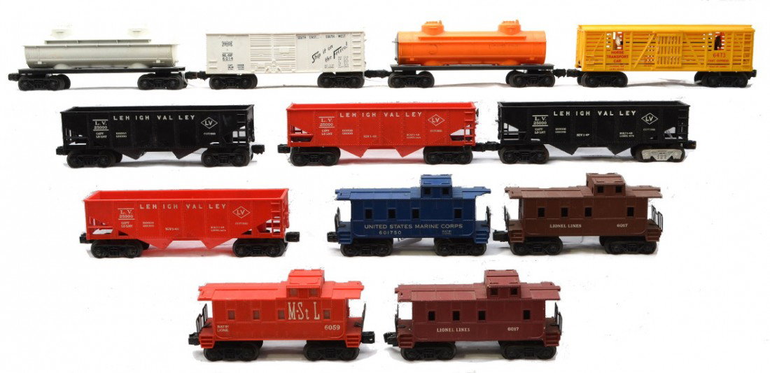 Lionel 2-6476 2-6076 6473 6014 6463 6017-50 6059: Lionel postwar freight cars including; two 6476 red Lehigh Valley hoppers, two 6076 black Lehigh Valley hoppers, 6473 horse transport car, 6014 Frisco boxcar, 6463 white rocket fuel two dome tank, 646