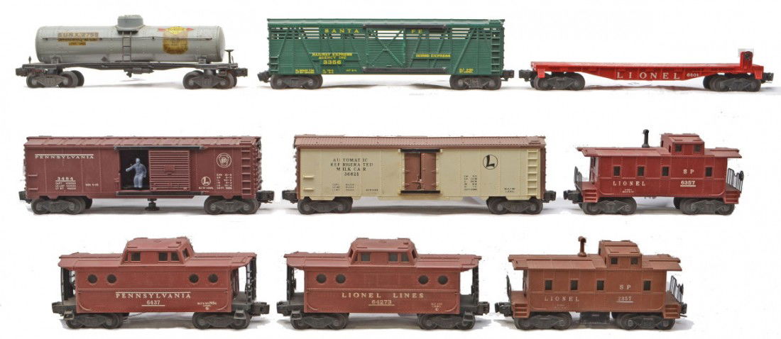 Lionel 3356 3662 6801 3484 2357 6427 647 6357: Lionel postwar 3356 Santa Fe operating horse car and a 3662 automatic refrigerator car both missing internal mechanisms, 2755 gray Sunoco single dome tank, 6801 flatcar and a 3484 Pennsylvania operati