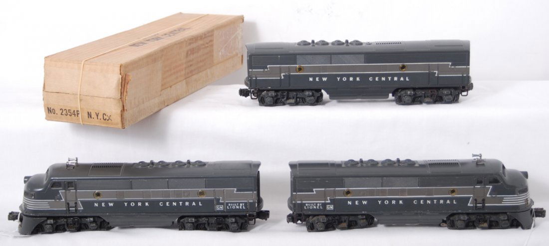 Lionel 2354P, 2354C, 2354T New York Central F3 A-B: Postwar Lionel O gauge 2354P, 2354C, and 2354T New York Central EMD F3 diesel A-B-A units with one original box, C7. Box has some clear packing tape, O/W C8 area in shape.