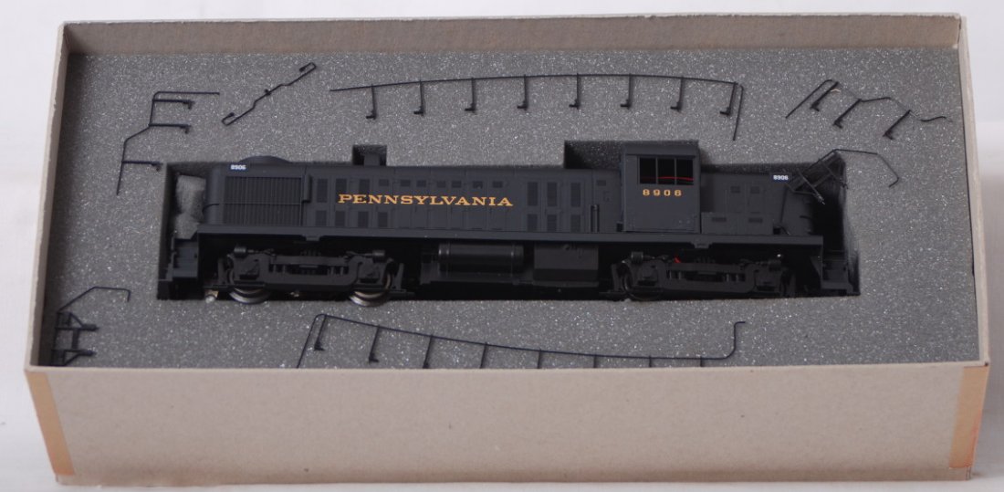Weaver Pennsylvania RS-3 diesel locomotive: Weaver modern O gauge Pennsylvania 5501 RS-3 diesel locomotive in OB. Loco is C8 with run time. Locomotive original box has light corner and edge wear.