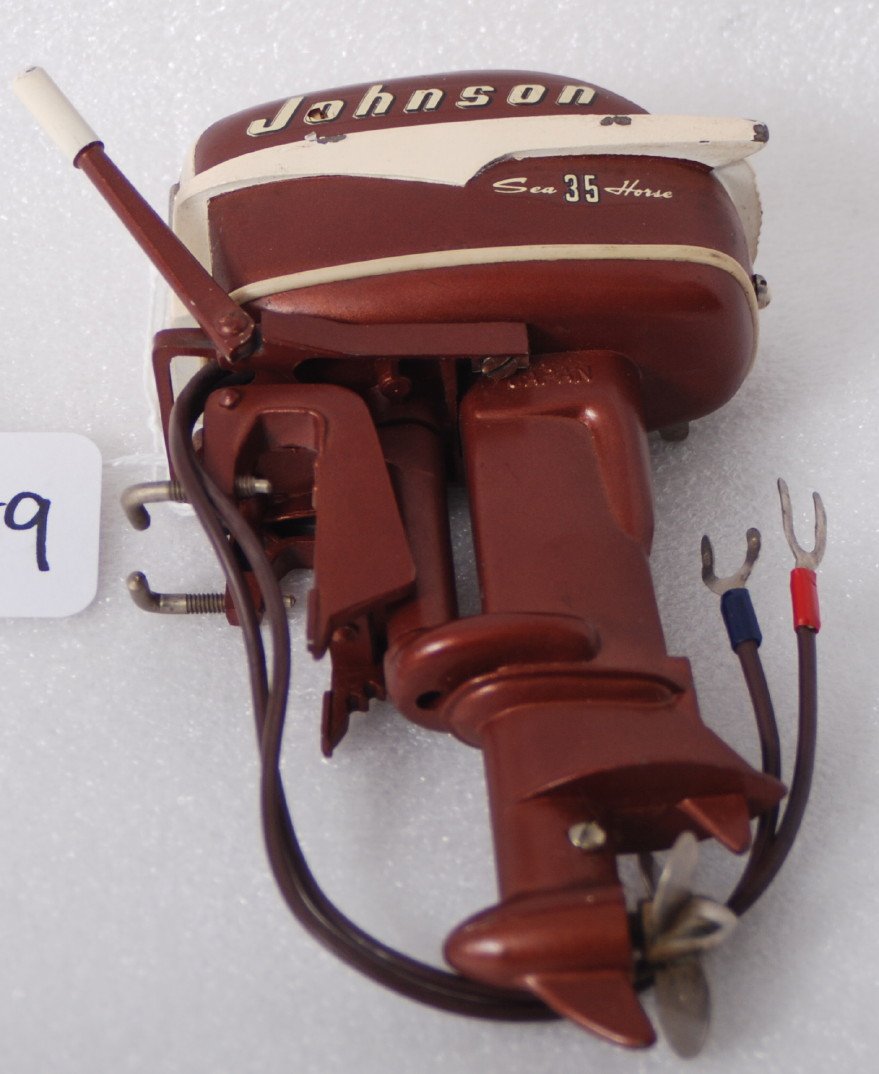 1957 Johnson RDE-19 35hp Sea Horse battery op.: 1957 Johnson RDE-19 Sea Horse 35hp battery operated toy outboard boat motor, C7-8. Also present and included but not photographed is a custom made acrylic stand similar to the stand in Lot 565 of the 