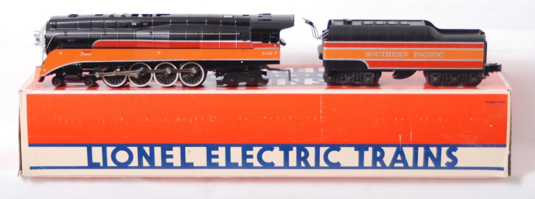 Lionel Southern Pacific 8307 Daylight locomotive: Lionel modern O Gauge steam locomotive in OB. 8307 Southern Pacific Daylight in OB. Loco is lower C7 condition with paint chipping along one skirt. See photos for best description. Locomotive original