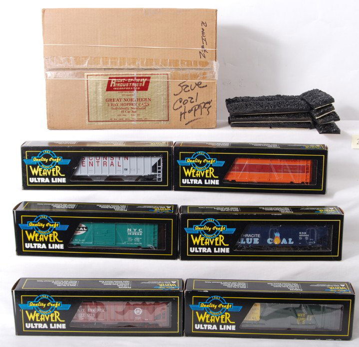 16 Right of Way and Weaver freight cars: Weaver and Right of Way modern O gauge freight cars in OBs. Included is Right of Way # 3002-10 Great Northern hopper ten pack with coal loads. Weaver cars include Maine Central U2133LD boxcar, Wiscons