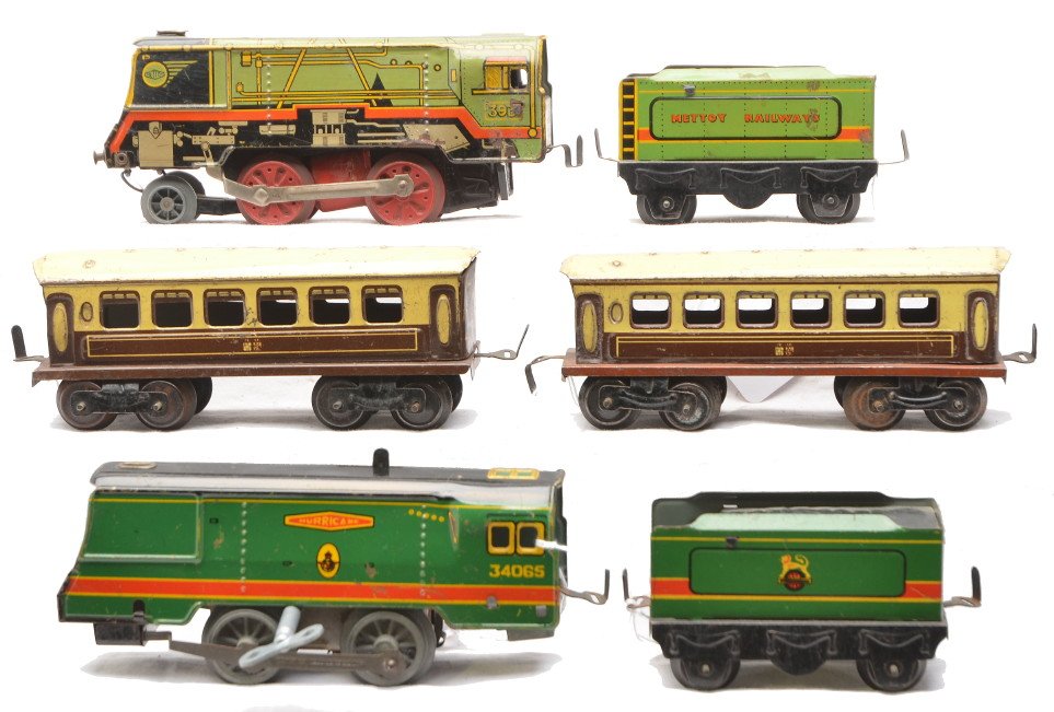Wells-Brimtoy Tin Litho Battery Operated Pass Set: Wells-Brimtoy tin lithographed eight wheel battery operated passenger set including; steam loco numbered 393, tender lettered Met Toy Railways and two brown and cream coaches. The set is C5. Also incl