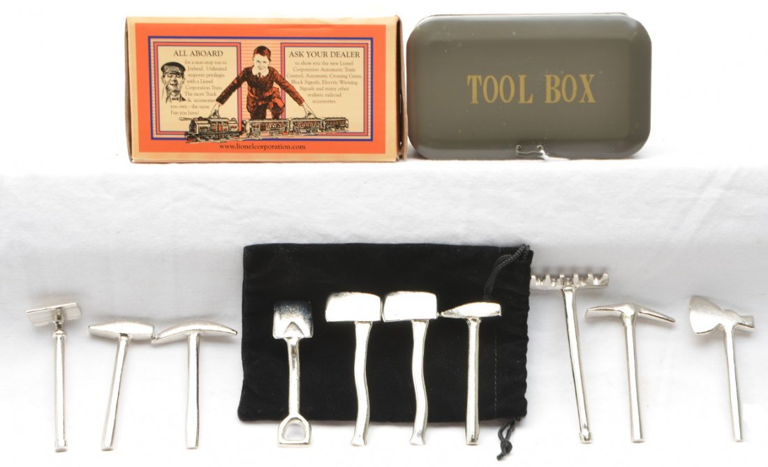 MTH 11-90040 Repro Lionel 208 Tool Box OB: MTH 11-90040 reproduction of a Lionel 208 gray tool box with ten tools in OB, C9.