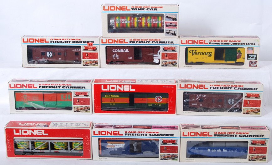 10 Lionel freight cars 9400, 9772, 9128, etc: Lionel modern O gauge freight cars in OB. Ten freight cars include 9400 Conrail boxcar, two 9323 Santa Fe cabooses, 9422 EJ&E boxcar, 7809 Vernors boxcar, 9128 Heinz pickle car, 9722 Great Northern bo
