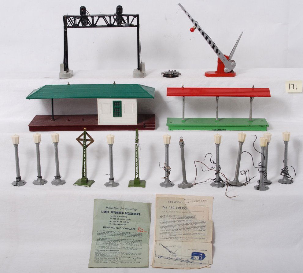 Lionel 58, 152, 450, 156, 256, more: Postwar Lionel O gauge accessories, 58, 152, 450, 156, 256, more. Please view the photos of the items in this lot, the items are sold as is shown with no returns.