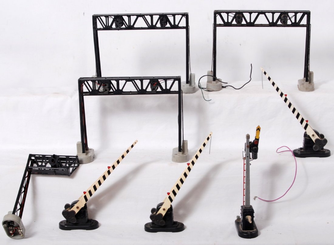 Lionel operating accessories, 450 x3, 252 x3, 151,: Postwar Lionel O gauge operating accessories, three 450 signal bridges, three 252 crossing gates, 151 automatic semaphore, and 452 cantilever signal bridge (repainted). Please view the photos of the i