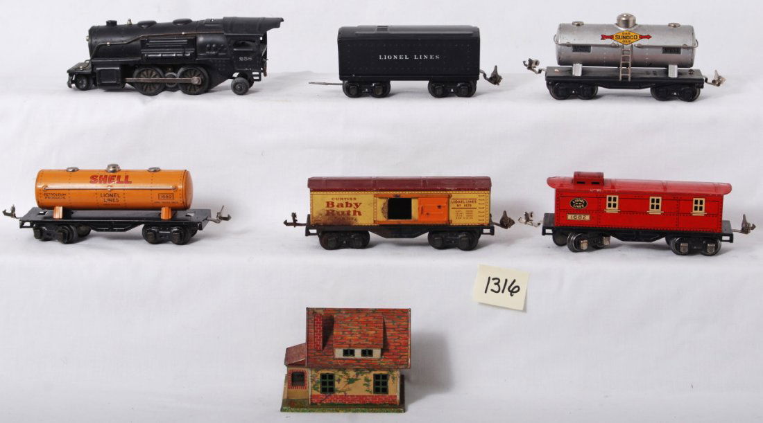 Lionel 258, 1689T, 1679, 1680, 654, 1682: Prewar Lionel O gauge 258 steam loco, 1689T tender, 1679 Baby Ruth boxcar, 1680 Shell tank, 654 Sunoco tank, and 1682 caboose. 1679 has rust on shell, otherwise trains look C6. Included is a 184 bunga