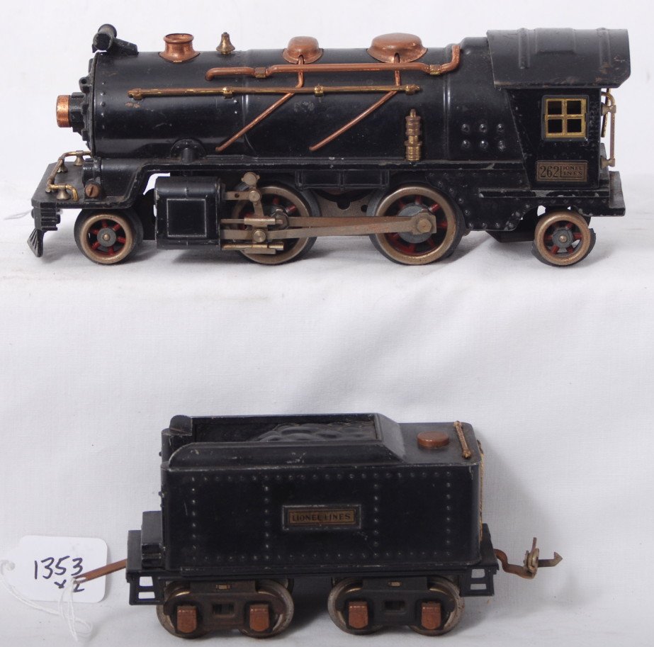 Lionel 262 steam loco and 262T tender: Prewar Lionel O gauge 262 steam locomotive with 262T tender, C5-6. Loco is missing most of one trailing wheel flange.