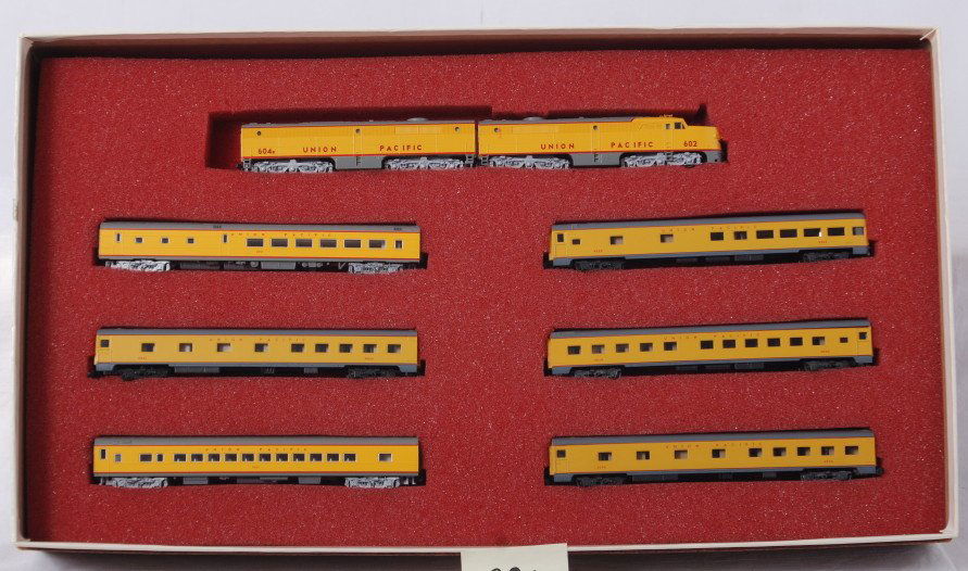 Con Cor Union Pacific Portland Rose set: Con Cor modern N scale 8509 Union Pacific Portland Rose set with Alco PA and PB locos and six passenger cars. Set is C8 with run time. Set box has a small area of skinning.