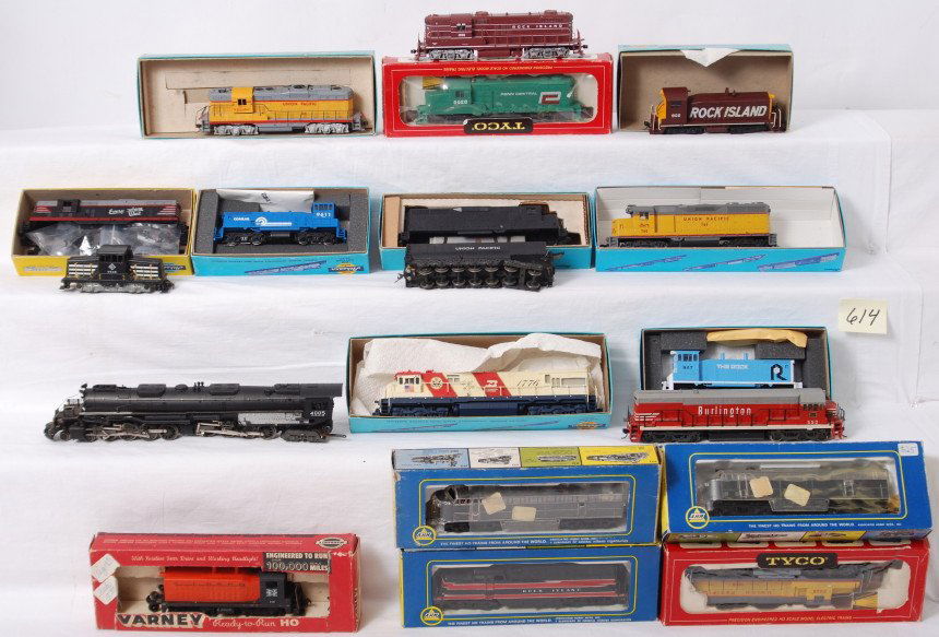 18 HO locomotives Athearn, AHM, etc: Modern HO locomotives, most in OBs. Eighteen locos total. Thirteen locos are powered, five are dummy. Highlights include Union Pacific big boy, Penn Central GP-20. etc. See photos for best description