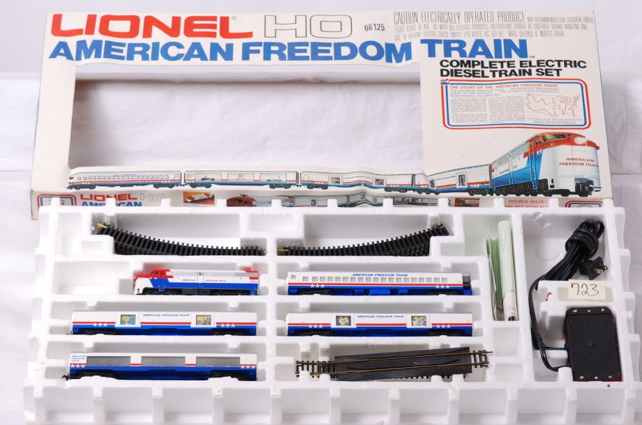 Lionel 2587 American Freedom Train HO set in OB: Modern era Lionel HO gauge 2587 American Freedom Train set in original box, C7-8. 5504 loco, 41, 101, 110, and 205 passenger cars, track, transformer, and instructions. Box shows very light wear, miss