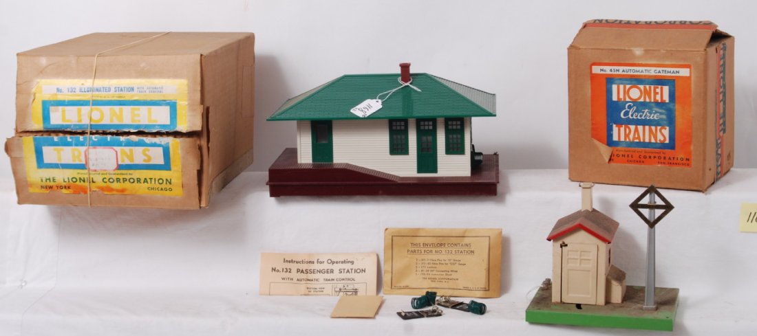 Lionel 45N and 132 in OB: Postwar Lionel O gauge 45N automatic gateman and 132 illuminated station with automatic train control with components envelope. Accessories need cleaned, boxes have moisture issues. Please view the ph