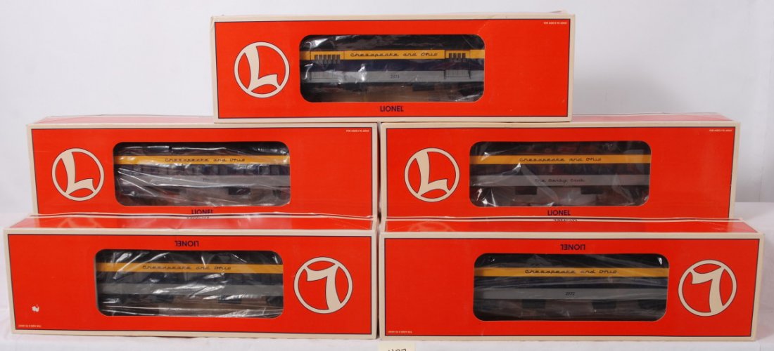 6 Lionel Chesapeake and Ohio heavyweight passenge: Lionel modern O gauge Chesapeake and Ohio heavyweight passenger cars in OBs. Six cars include 19090 diner, 19089 sleeper, 19088 baggage, 29011 coach, 19091 observation (not shown in photos), and 29012