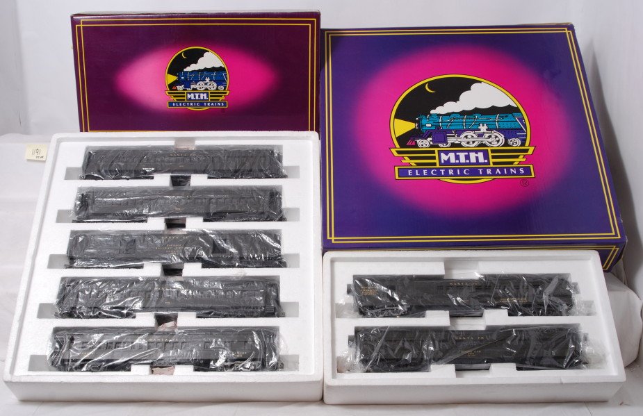MTH Santa Fe 7 car Madison passenger set: MTH modern O gauge MT-4007 and MT-4107 Santa Fe green Madison passenger car sets in OB. Five car set and combo / diner add on set are C8 condition with run time. OBs have light corner and edge wear.