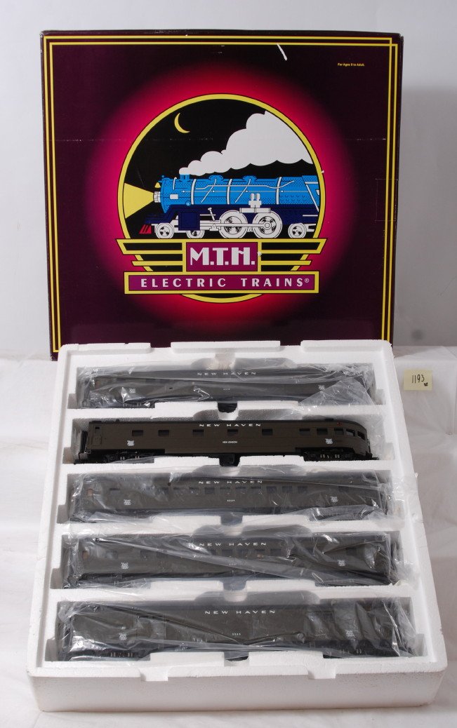MTH New Haven 65078 five car passenger set: MTH modern O gauge 20-65078 New Haven five car streamlined passenger set in OB. Set is C8 with run time. Set box has some wear.