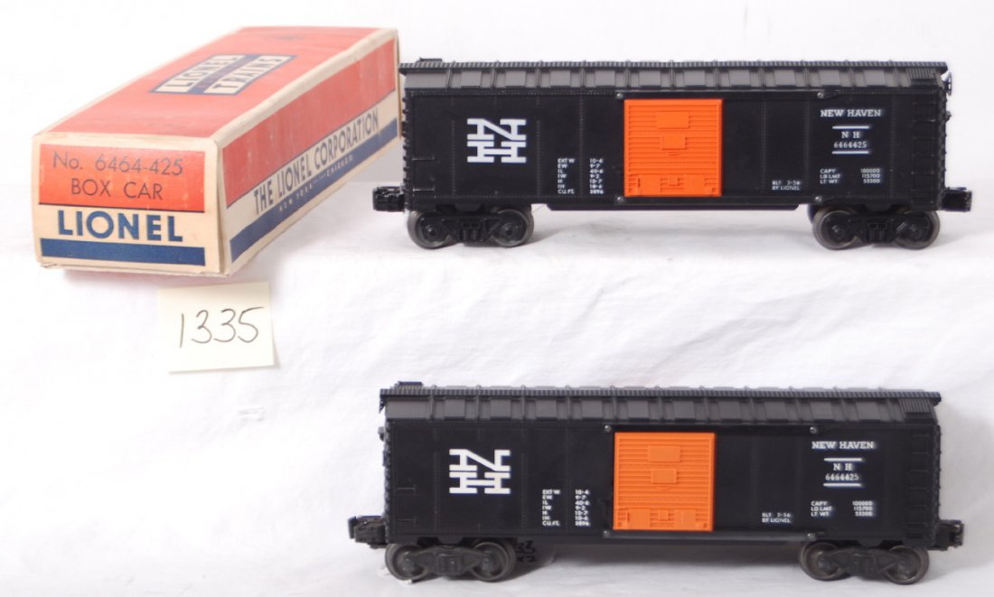 Two Lionel 6464-425 New Haven boxcars: Postwar Lionel O gauge 6464-425 New Haven boxcars, with one original box. One is full serif and other car is half serif N. Trains look 7 area, full serif has touchup to roof. Box looks C7.